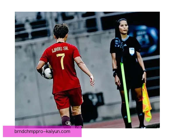 足球边裁判罚的标准化与执行力度持续提升，备受关注。